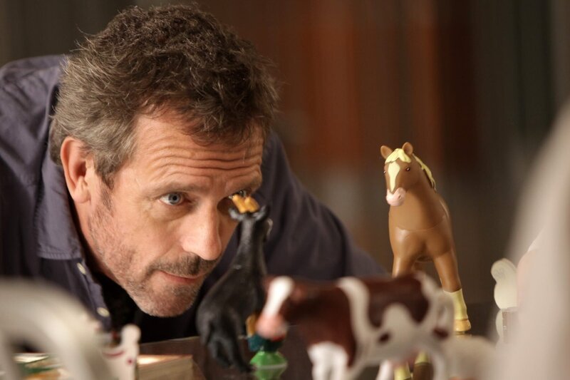 Damit Cuddy zufrieden ist und ihre Tochter auf die Elitevorschule kommt, trainiert House (Hugh Laurie) heimlich mit ihr … – Bild: Universal Network Television LLC.