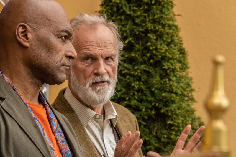 Gerard King und der Veranstalter der Esoterik-Messe haben einiges zu bereden – nicht alles davon sollte jeder wissen. – Bild: ZDF und Mark Bourdillon