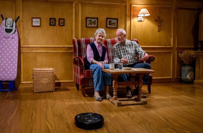 Alfons und Hildegard sind besorgt wegen der Serie an Pannen am „Fürstenhof“. – Bild: ARD/​WDR/​Christof Arnold
