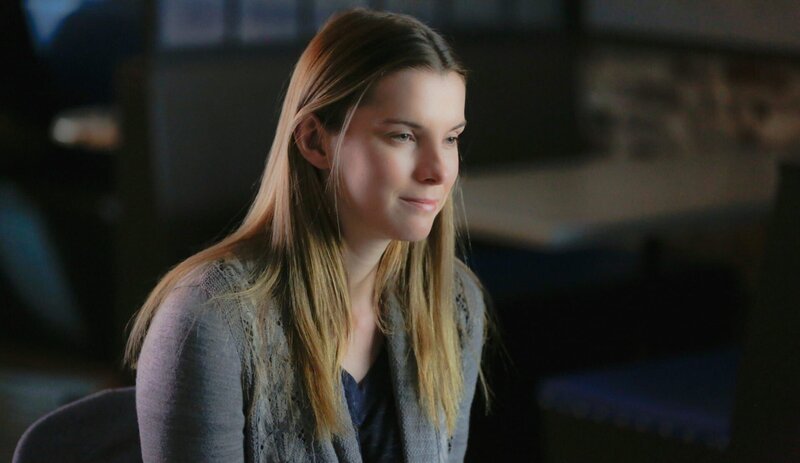 Bittet Joan um Hilfe und ahnt dabei nicht welchen Stein sie damit ins Rollen bringt: Fiona Helbron (Betty Gilpin) … – Bild: CBS Broadcasting Inc.