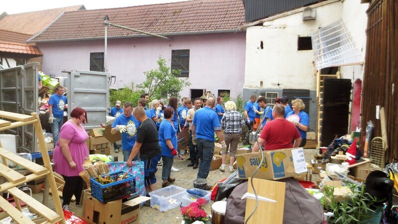 Die Räumarbeiten sind in vollem Gange – Bild: RTL II