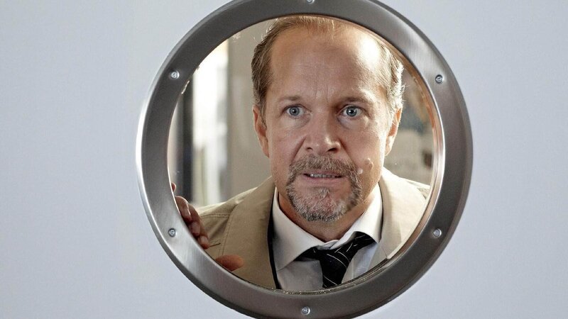 Wolf Berger bekommt gerade noch mit, wie Katja den Großauftrag unter Dach und Fach bringt. – Bild: Foto: MG RTL D /​ Guido Engels