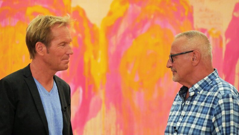 Markus Brock mit Konstanin Wecker im Museum Brandhorst. – Bild: SWR/​Petra Hölge /​ ZDF