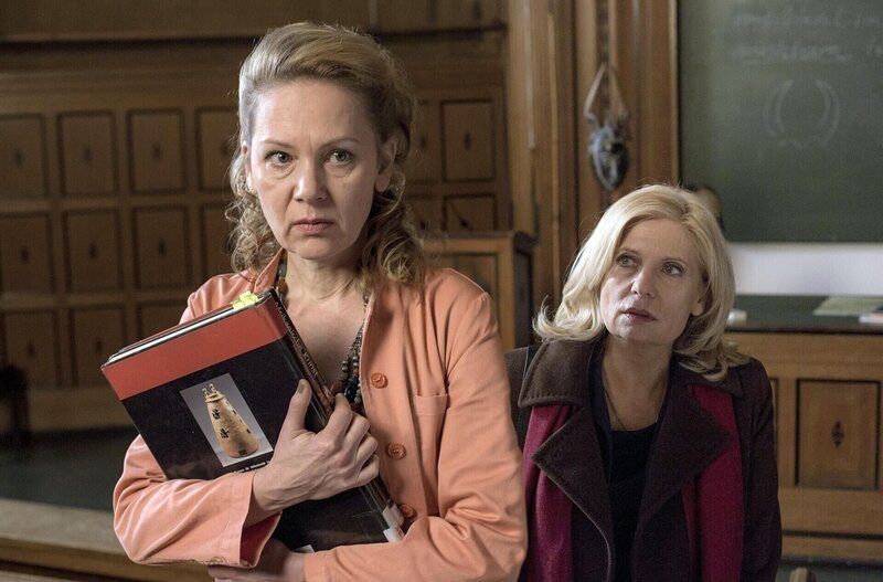 Michaela Siebholz (Antje Schmidt, l.) erklärt Isa (Sabine Postel, r.), dass sie den Selbstmord ihres Mannes nicht anerkennen und die Bahn verklagen will. – Bild: Degeto Film GmbH/​ Vertrieb OneGate Media GmbH