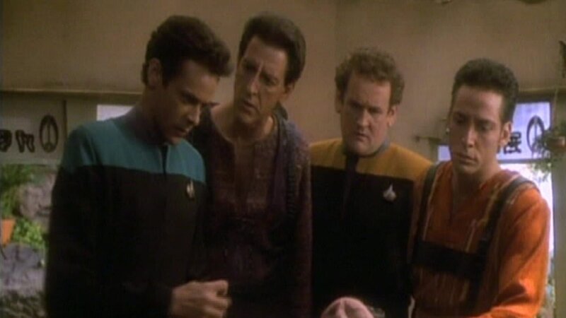 L-R: Doctor Bashir, Faren, Miles O’Brien und Hovath. – Bild: Tele 5
