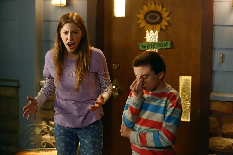 Brick Heck (Atticus Shaffer, l.); Sue Heck (Eden Sher, r.) – Bild: Warner Brothers