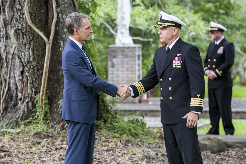 L-R: Pride (Scott Bakula) und sein Team versucht alles, um den Tod von Marine Captain Tom Garretts Tochter aufzuklären. – Bild: CBS Broadcasting, Inc.