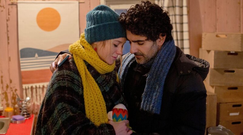 Leonie (Anna Unterberger, re.) und Kian (Reza Brojerdi, li.) halten trotz aller Differenzen zusammen. – Bild: ARD Degeto Film/Richard Kranzin Leonie (Anna Unterberger, re.) und Kian (Reza Brojerdi, li.) halten trotz aller Differenzen zusammen. – Bild: ARD Degeto Film/Richard Kranzin