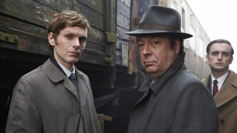 Endeavour Morse (Shaun Evans, l.), DI Fred Thursday (Roger Allam, M.) und Peter Jakes (Jack Laskey, r.) haben es mit einem Serienmörder zu tun, der seine Morde nach Opernvorlagen inszeniert. – Bild: Patrick Redmond