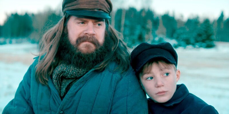 Luka (Lukas Langmyr Mabin) (r.) mit Papa Hugo (John Emil Jørgensrud) (l.) – Bild: WDR/​Odd Reinhardt Nicolaysen/​Magnus Flåto/​Monster