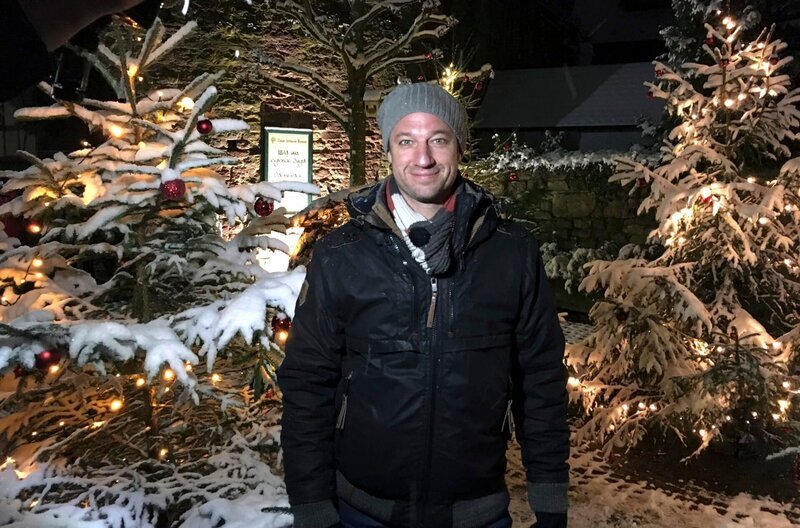 Tobias Kämmerer unternimmt eine Entdeckungsreise ins weihnachtliche Fulda. – Bild: HR/​Friso Richter