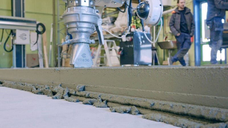 Zeile für Zeile zum Traumhaus: Der 3D-Drucker der dänischen Firma Cobod kann in wenigen Tagen ein ganzes Haus bauen, Verzeihung: drucken. – Bild: WeltN24 GmbH/​Like a Shot Entertainment Limited