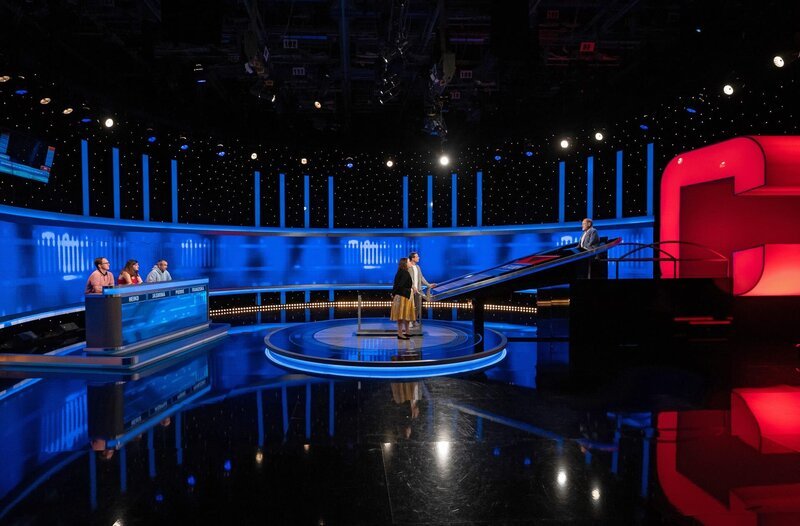 Moderator Alexander Bommes mit den Kandidat:innen: Heiko Schäfer, Jasmina Cavkunovic, Pierre Schober und Franziska Rohloff, sowie dem Jäger Klaus Otto Nagorsnik. – Bild: ARD/​Markus Hertrich