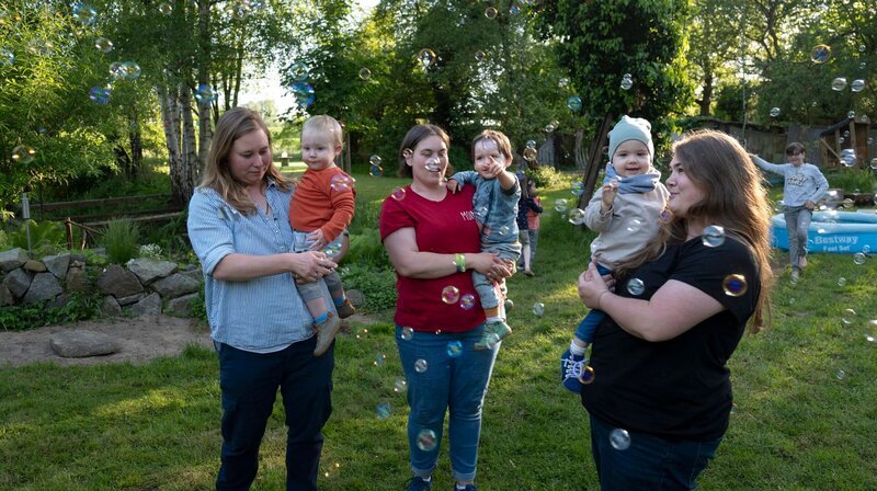 Vater bekannt – ein Samenspender und seine 30 Kinder 4 Mütter mit Kindern von Samenspender Gerrit beim Herdentreffen. – Bild: NDR/Maurice Weiss/ostkreuz Vater bekannt – ein Samenspender und seine 30 Kinder 4 Mütter mit Kindern von Samenspender Gerrit beim Herdentreffen. – Bild: NDR/Maurice Weiss/ostkreuz