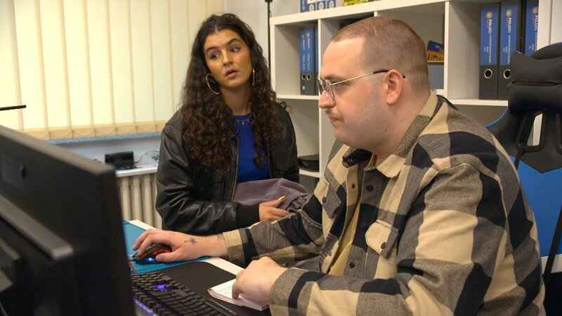 Cleo will Karla zeigen, dass sie es draufhat. Doch der Schuss geht nach hinten los, denn sie fällt bei der Jobsuche auf Betrüger rein. Als sie Anzeige erstattet, bringt Karlas Kollege Freddy sie auf eine Idee: ein Praktikum bei der Polizei! – Bild: RTLZWEI
