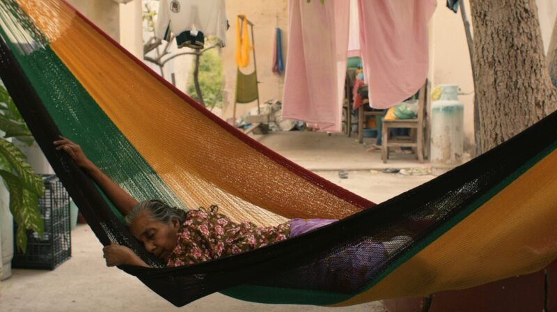 Matriarchale Strukturen in Mexiko? Der Film begleitet drei Generationen von Marktfrauen in ihrem Alltag und entdeckt dabei die Wege der Waren und die Menschen im Ort Juchitán de Zaragoza, Oaxaca. Der Film ist ein Abschlussfilm der Deutschen Film- und Fernsehakademie Berlin (DFFB) – Die Hausmutter Adelina schläft. – Bild: rbb/​DFFB
