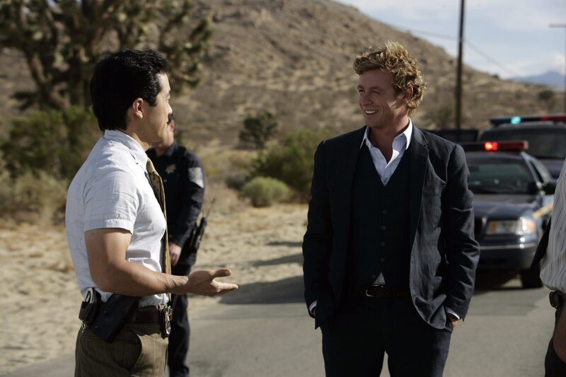 Gehen einer abgetrennten Hand nach: Kendall (Tim Kang, l.) und Patrick (Simon Baker, r.) … – Bild: Warner Bros. Television