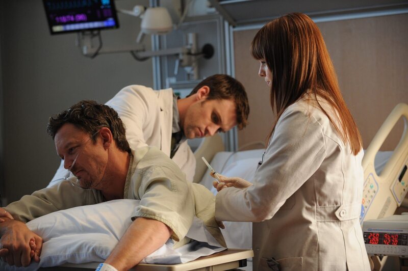 Vom Retter zum Opfer: Musiker Jack (Matthew Lillard, l.) konnte in letzter Sekunde eine Frau vor einem ankommenden Zug schützen. Danach brach er zusammen. Chase (Jesse Spencer, M.) und Masters (Amber Tamblyn, r.) sind ratlos … – Bild: Universal Network Television LLC