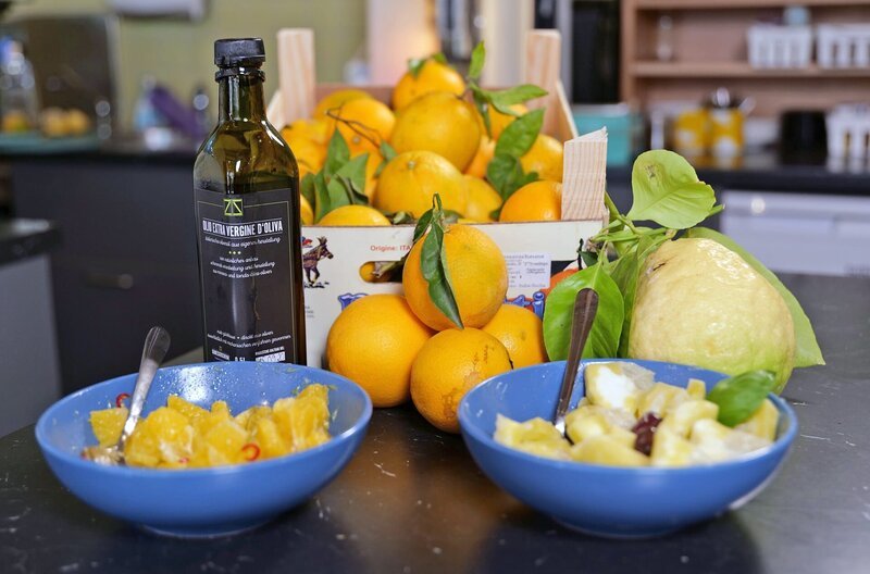 In der „weihnachtlichen Restlesküche“ wird gezeigt, wie man aus Zitrusfrüchten erfrischende Salate herstellen kann. – Bild: SWR/Schwabenlandfilm GmbH / Karin Mertens In der „weihnachtlichen Restlesküche“ wird gezeigt, wie man aus Zitrusfrüchten erfrischende Salate herstellen kann. – Bild: SWR/Schwabenlandfilm GmbH / Karin Mertens