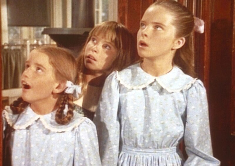 Auf der Geburtstagsfeier von Nellie Oleson befinden sich Laura (Melissa Gilbert, l.) und Mary (Melissa Sue Anderson, r.) – Bild: Worldvision