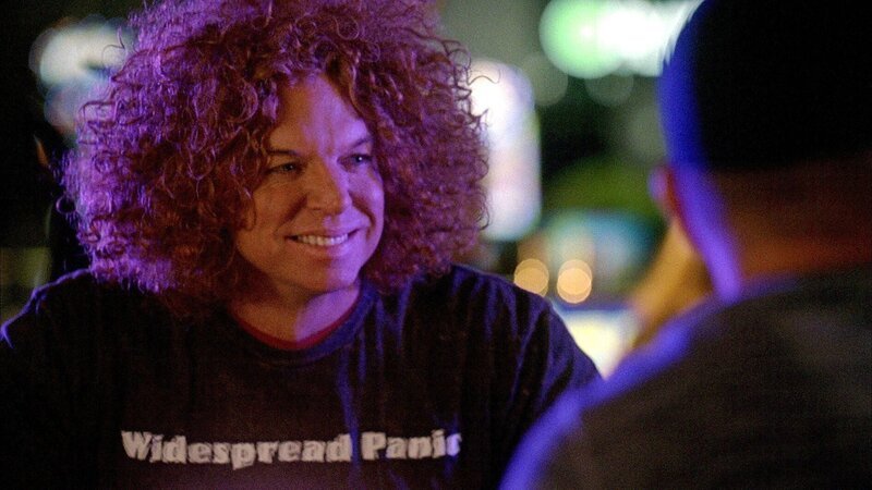 Die Ermittler vernehmen den Comedian Carrot Top (Scott „Carrot Top“ Thompson), der ihnen bereitwillig von seiner Begegnung mit dem Opfer in einem Sex-Club erzählt. – Bild: RTL /​ CBS
