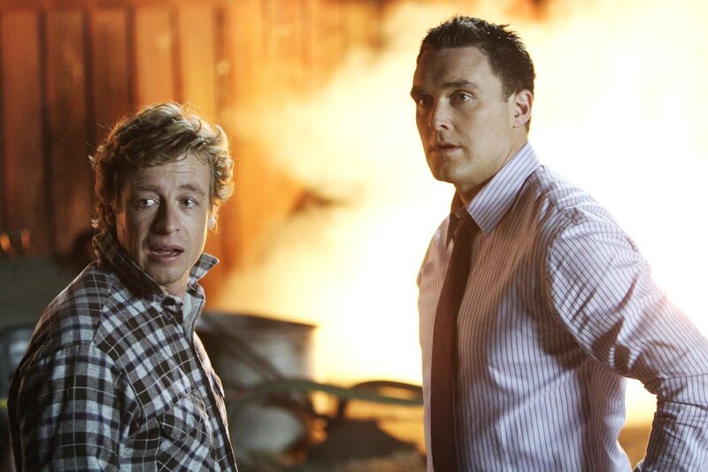 Simon Baker und Owain Yeoman. – Bild: PLURIMEDIA (Warner Bros)