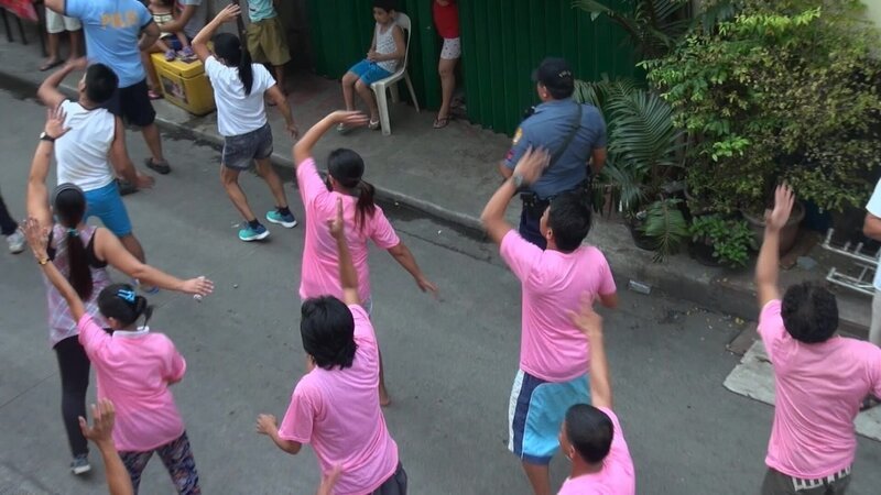 Zumba gehört auf den Philippinen zum Entzugsprogramm im Kampf gegen Drogen. – Bild: ZDFinfo