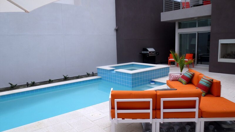 Ein Paar möchte in Costa Rica leben, wo das Klima mild ist und der Lebensstil entspannt. – Bild: HGTV