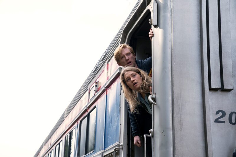 Up: Billy Johnson (Domhnall Gleeson) Down: Ruby Richardson (Merritt Wever) – Bild: Die Verwendung ist nur bei redak /​ HBO /​ © Home Box Office, Inc. All rights reserved. HBO® and all related programs are the property of Home Box Office, Inc