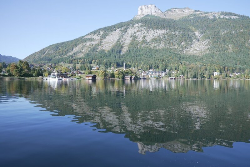 Unter dieser Wasseroberfläche verbirgt sich ein Unterwasserwald. Dreharbeiten für ServusTVs „P.M. Wissen Episode 167“ am 11.10.23 am Altausseer See – Bild: ServusTV /​ Bilderfest