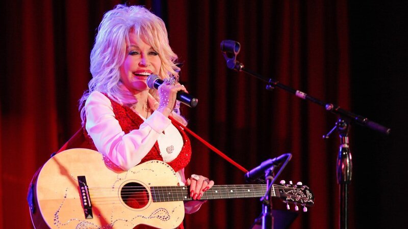 Dolly Parton hat mehr als 100 Millionen Alben verkauft und ist zehnfache Grammy-Gewinnerin. – Bild: 2021 Entertain Me Productions