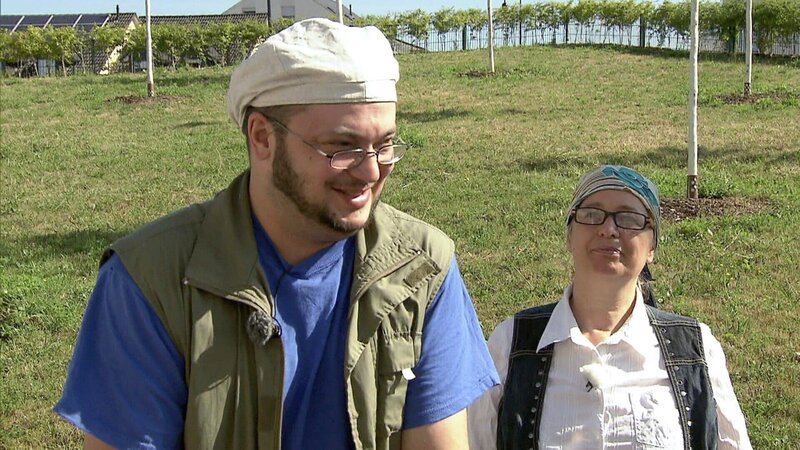 „Die Bauretter“ wollen heute zwei Freunden helfen (George Karbach li. und Sieglinde Ronalletta re.), für die sich der Bau ihres Traumhauses zum Alptraum entwickelte. Die Bauarbeiten stagnieren, das Haus ist unbewohnbar und die finanziellen Reserven der beiden sind aufgebraucht. Können Rechtsanwältin Manuela Reibold-Rolinger und Architekt John Kosmalla den beiden neue Hoffnung geben? – Bild: RTL II