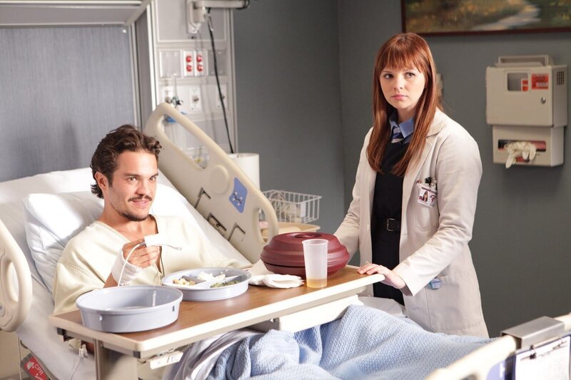 Medizinstudentin Martha (Amber Tamblyn) interessiert sich für den Fall des tief religiösen Patienten Ramon (Kuno Becker), der ein ganz besonderes Abkommen mit Gott geschlossen hat. – Bild: Universal Network Television LLC