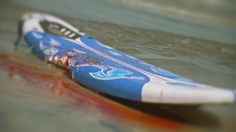 Suft board after the shark attack. – Bild: Animal Planet