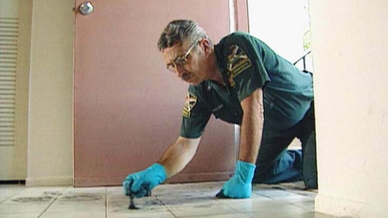 St. Petersburg, Florida, 25. Januar 1994: Ein angesehener Arzt wird tot in der Badewanne aufgefunden. Ein Auftragsmord? Von wem stammen die Schuhabdrücke im Flur? – Bild: RTL