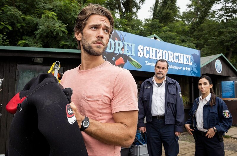 Jäger (Markus John, M.) und Arda (Yasemin Cetinkaya, r.) verdächtigen Sven Moeller (Ben Dahlhaus, l.), den Kompagnon des Toten. – Bild: ARD/​Martin Valentin Menke