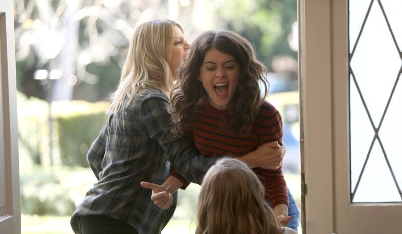 Als Sabrina (Sofia Black-D’Elia, r.) von einer Mitschülerin gemobbt wird, setzt sie sich zu wehr. Doof nur, dass diese im Rollstuhl sitzt und Mickey (Kaitlin Olson, l.) die Rachepläne ihrer Nichte deswegen verhindert … – Bild: Fox and its related entities