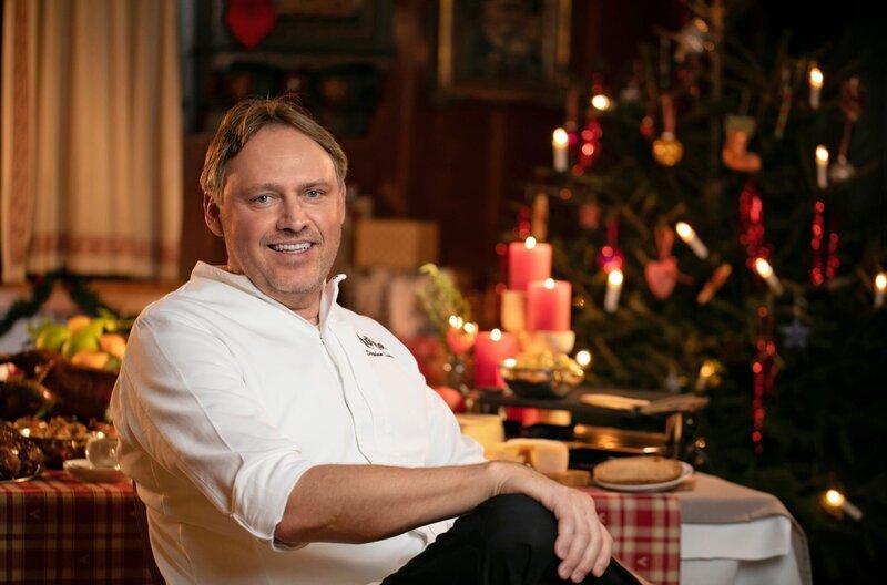 Profi-Koch Stephan Schlecht vom Dettinger Hotel-Restaurant „Rößle“ präsentiert, wie sich aus Kartoffelsalatresten und übrigen Würstchen eine leckere Kartoffelsuppe herstellen lässt. – Bild: SWR/​ Schwabenlandfilm GmbH /​ Karin Mertens