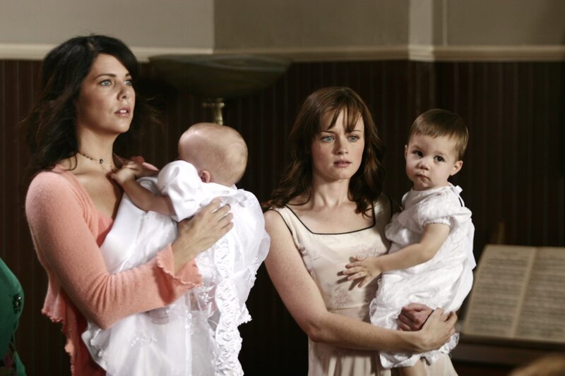 Obwohl Lorelai und Rory ihre Aufgabe als Taufpaten von Sookies Zwillingen wahrnehmen, herrscht weiterhin Eiszeit zwischen Mutter und Tochter … – Bild: Warner Brother International Television Lizenzbild frei