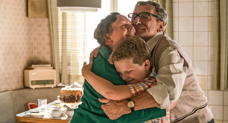 Der Junge muss an die frische Luft – Bild: 2018 UFA Fiction GmbH/​Warner Bros Entertainment GmbH /​Julia Terjung