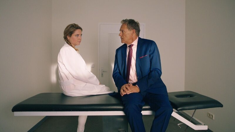 Micki Busch (Caroline Frier), Dr. Friedrich Tümmler (Christian Tramitz). Die Verwendung des sendungsbezogenen Materials ist nur mit dem Hinweis und Verlinkung auf TVNOW gestattet. – Bild: RTL /​ UFA Fiction