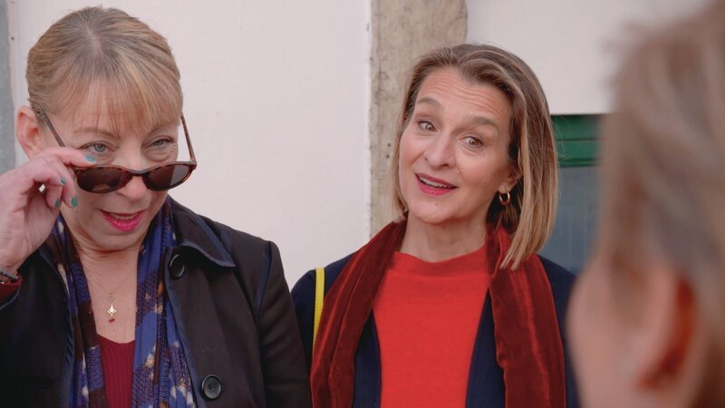 Debbie ist seit Jahren fester Bestandteil der New Yorker Kunstszene, doch sie wagt mit ihren Kindern einen Neuanfang in Lissabon. Schnell stellt sie fest: Sie hat Angst, etwas in NYC zu verpassen. In Lissabon hilft ihre Freundin Tracy bei der Wohnungssuche, doch Debbie vergleicht alles mit Manhattan und ihrem exklusiven, teuren Leben im Big Apple. – Bild: HGTV