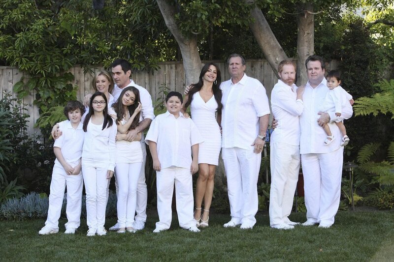 Familienfoto mit Hindernissen: die Großfamilie Pritchett/​Dunphy (v.li.: Nolan Gould, Ariel Winter, Julie Bowen, Ty Burrell, Sarah Hyland, Rico Rodriguez, Sofia Vergara, Ed O’Neill, Jesse Tyler Ferguson und Eric Stonestreet) – Bild: 20th Century Fox Television