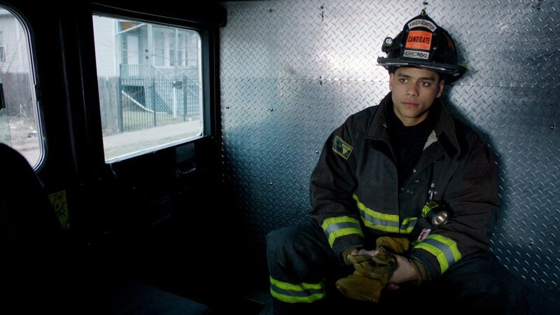 Peter (Charlie Barnett) setzt alles daran in die Rüstungstruppe zu kommen. Wird ihm dieser Karrieresprung gelingen? – Bild: RTL /​ NBCUniversal Media, LLC