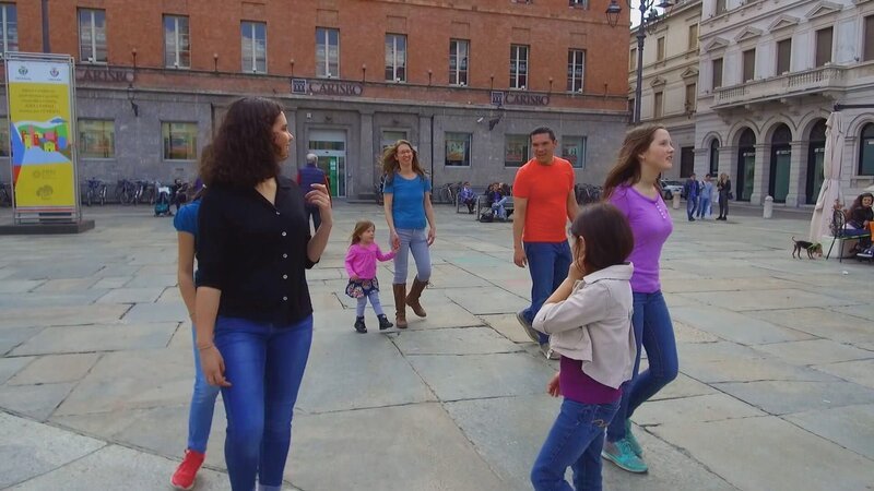 20 Jahre nach einer Rucksackreise durch Italien verlegen Mike und Wendy ihre achtköpfige Familie nach Parma. Die beiden wollen ihren sechs Töchtern die italienische Kultur näherbringen. Die Suche nach einem Zuhause für die Großfamilie macht den Umzug noch komplizierter. – Bild: HGTV