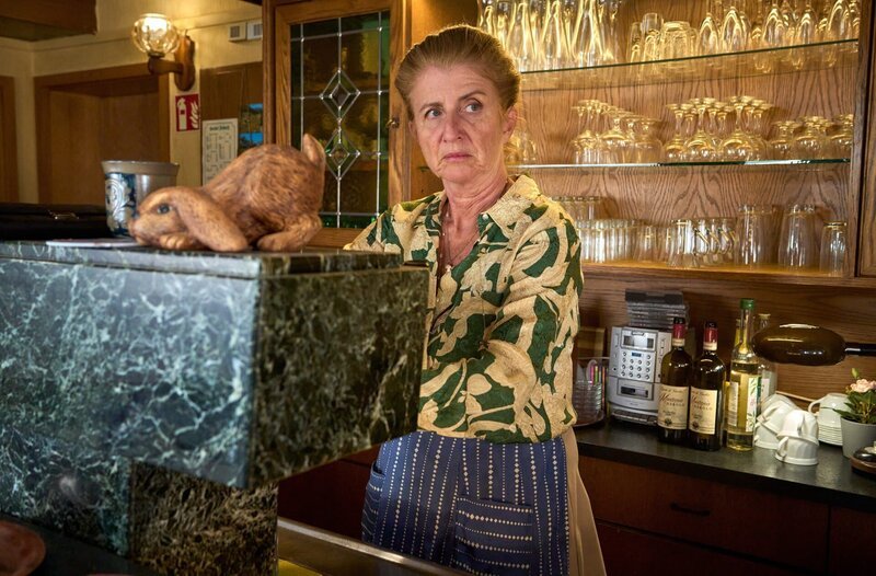 Lydia Aubach (Julia Schmitt) zapft Bier an der Theke ihres Gasthofs. – Bild: ARD/​Frank Dicks