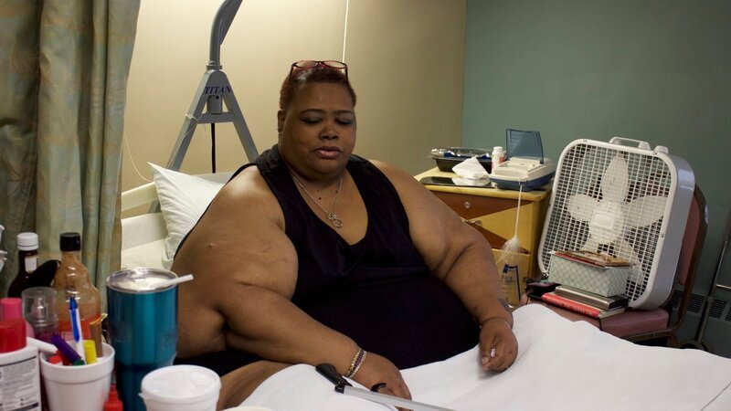 Teretha sits in bed – Bild: TLC /​ Discovery Communications, LLC