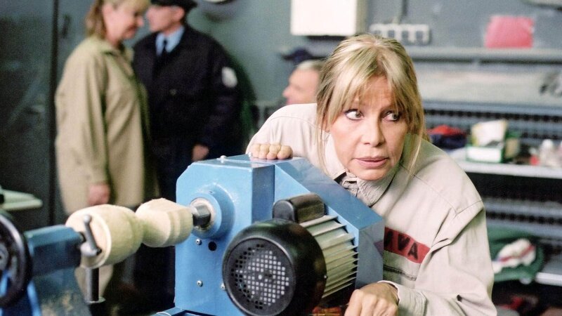 Auch Jeannette (Christine Schuberth) gehört zu den Saboteurinnen der Produktion und steckt Nägel in die Lüftungsschlitze der Maschinen. – Bild: TVNOW /​ Stephanie Kulbach
