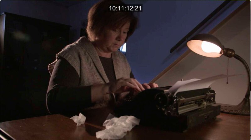 Eine Frau benutzt eine Schreibmaschine. – Bild: Crime + Investigation /​ abacus media