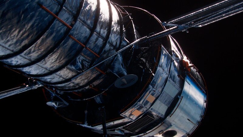 Das Hubble-Weltraumteleskop kreist in einer Höhe von 545 Kilometern um die Erde und blickt tief in den Weltraum hinein. – Bild: BBC Studios